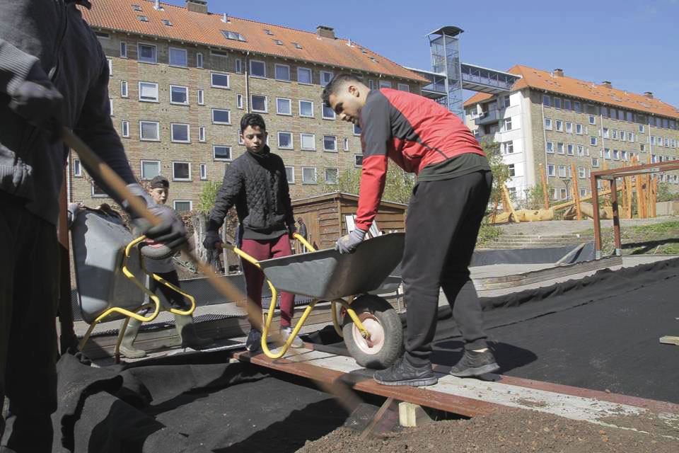 Unge fra Københavns Nordvestkvarter omdanner en boldbane til en køkkenhave i foråret 2017. Foto: FRAK
