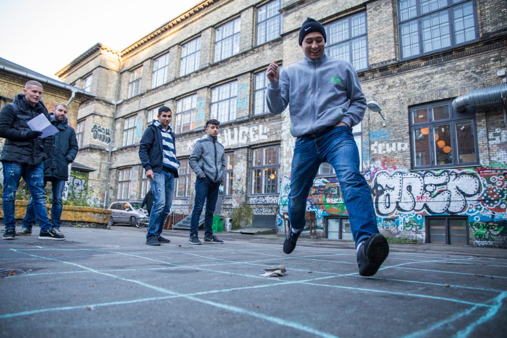 Indsatsen har fokus på unge fra udsatte boligområder, hvoraf mange tilbringer store dele af deres hverdag i gademiljøer. Foto: FRAK