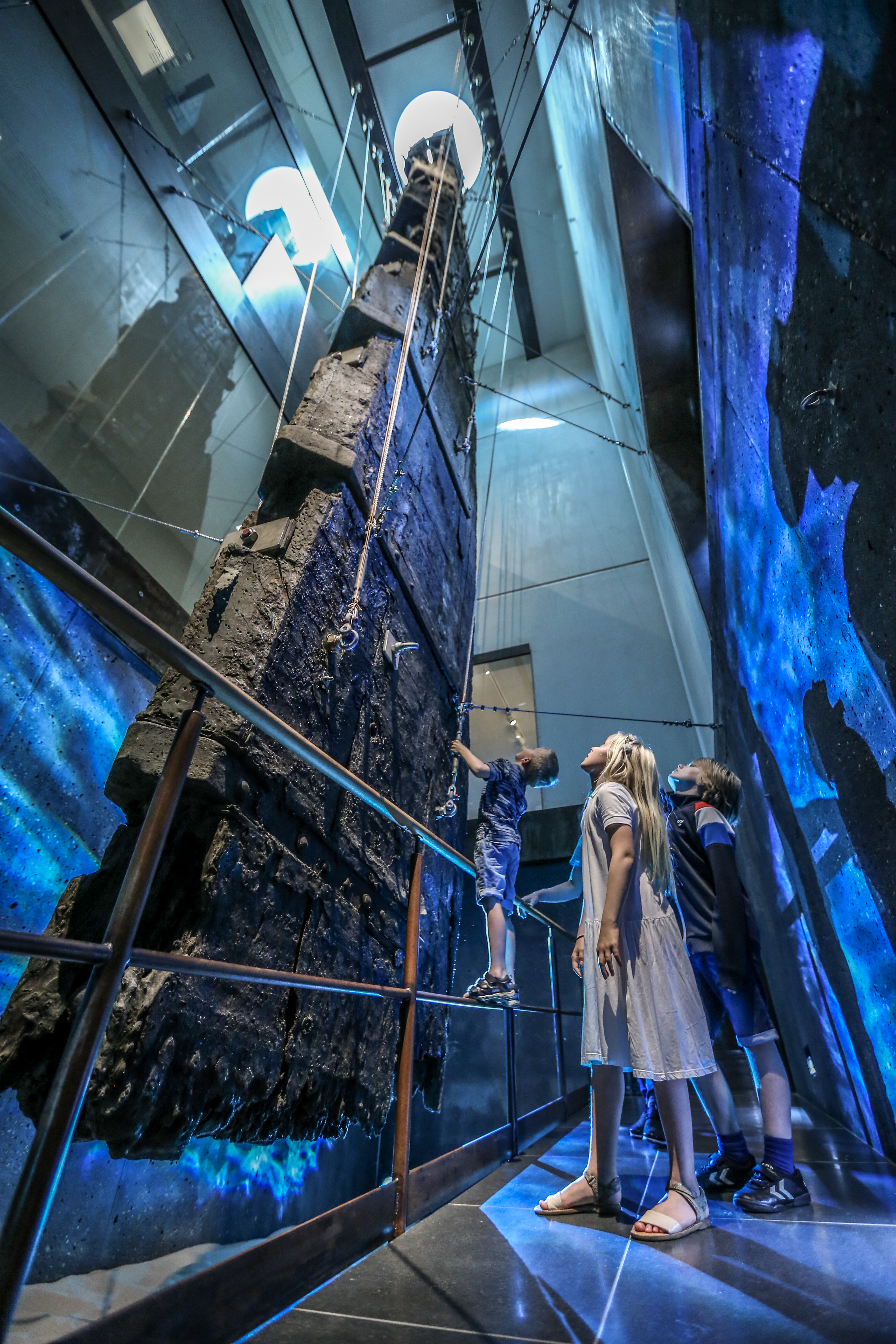 Det kolossale ror fra St. George er ophængt i en mere end 12 meter høj klimastyret glasmontre. Foto: Henrik Vinther Krogh