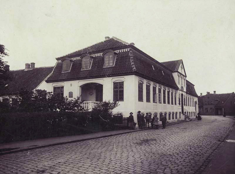 Huset i Algade i Korsør har gennem tiden overlevet som bl.a. købmandsgård og privatbolig. Foto fra 1901: Kongegaarden