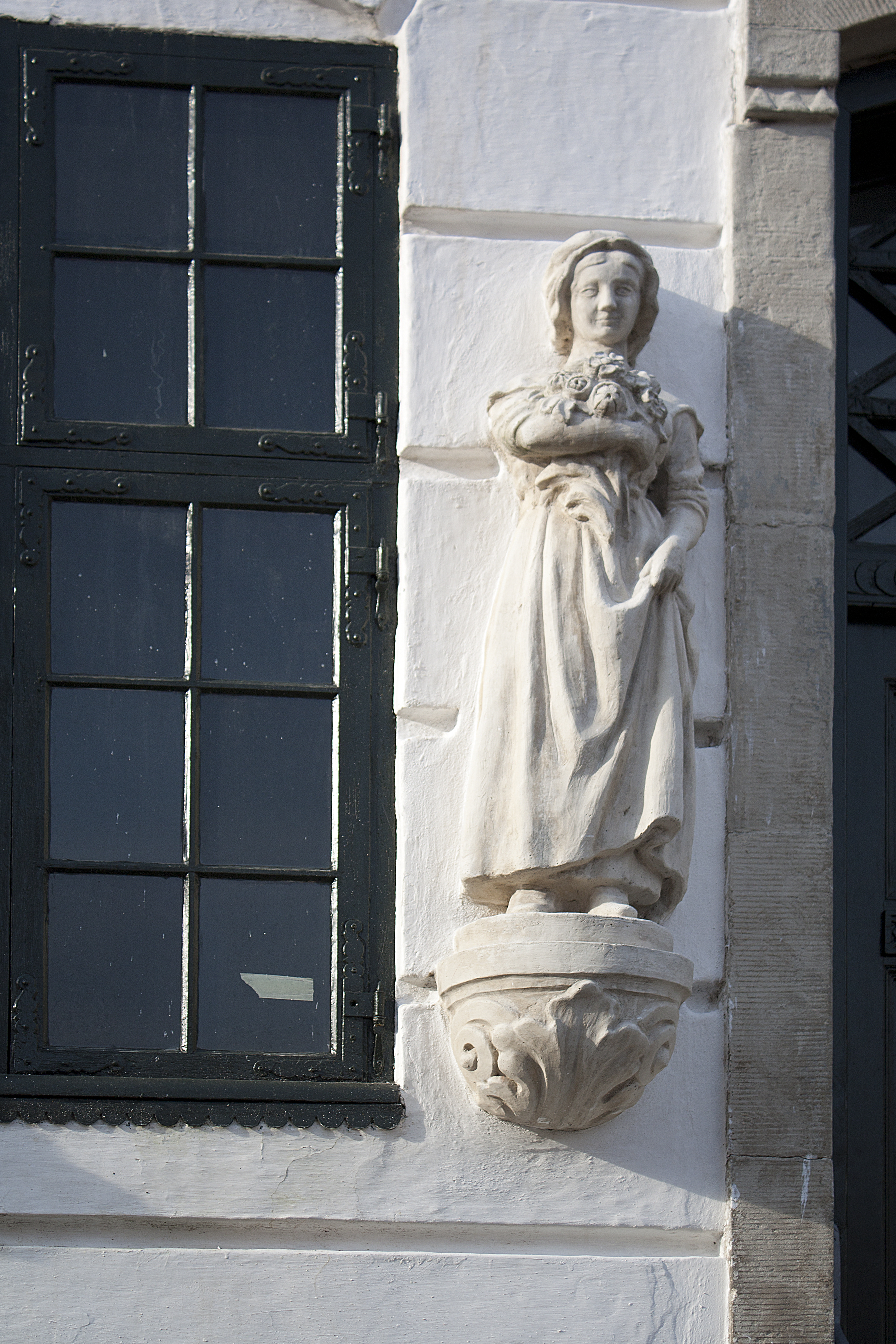 I den unikke facadeudsmykning indgår fire renæssanceskulpturer, støbt efter de originale fra Rasmus Langelands tid. Foto: Thomas Nielsen