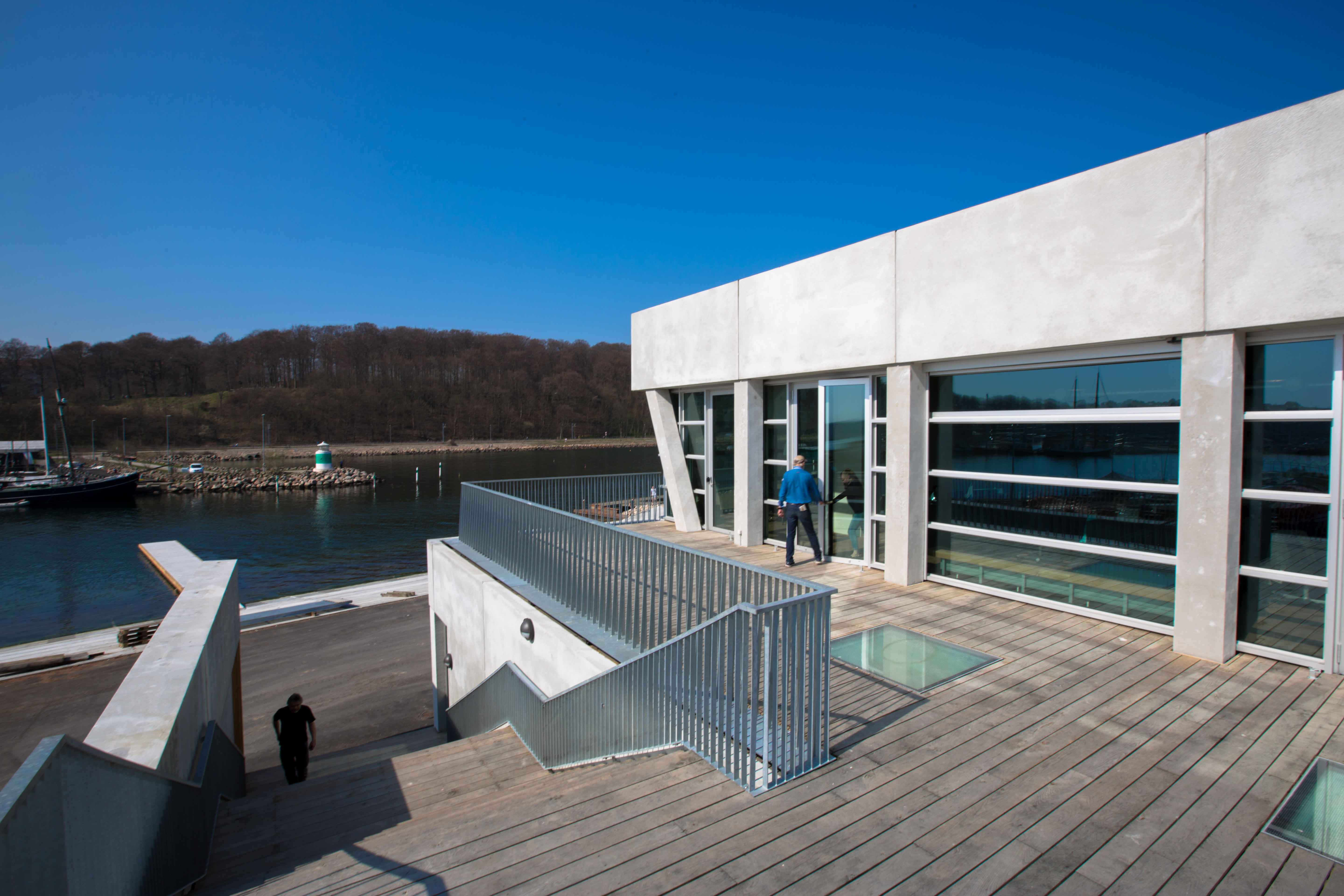 Centeret åbner sig mod offentligheden med bl.a. en stor terrasse med indblik til aktiviteterne. Foto: Peter Brøgger