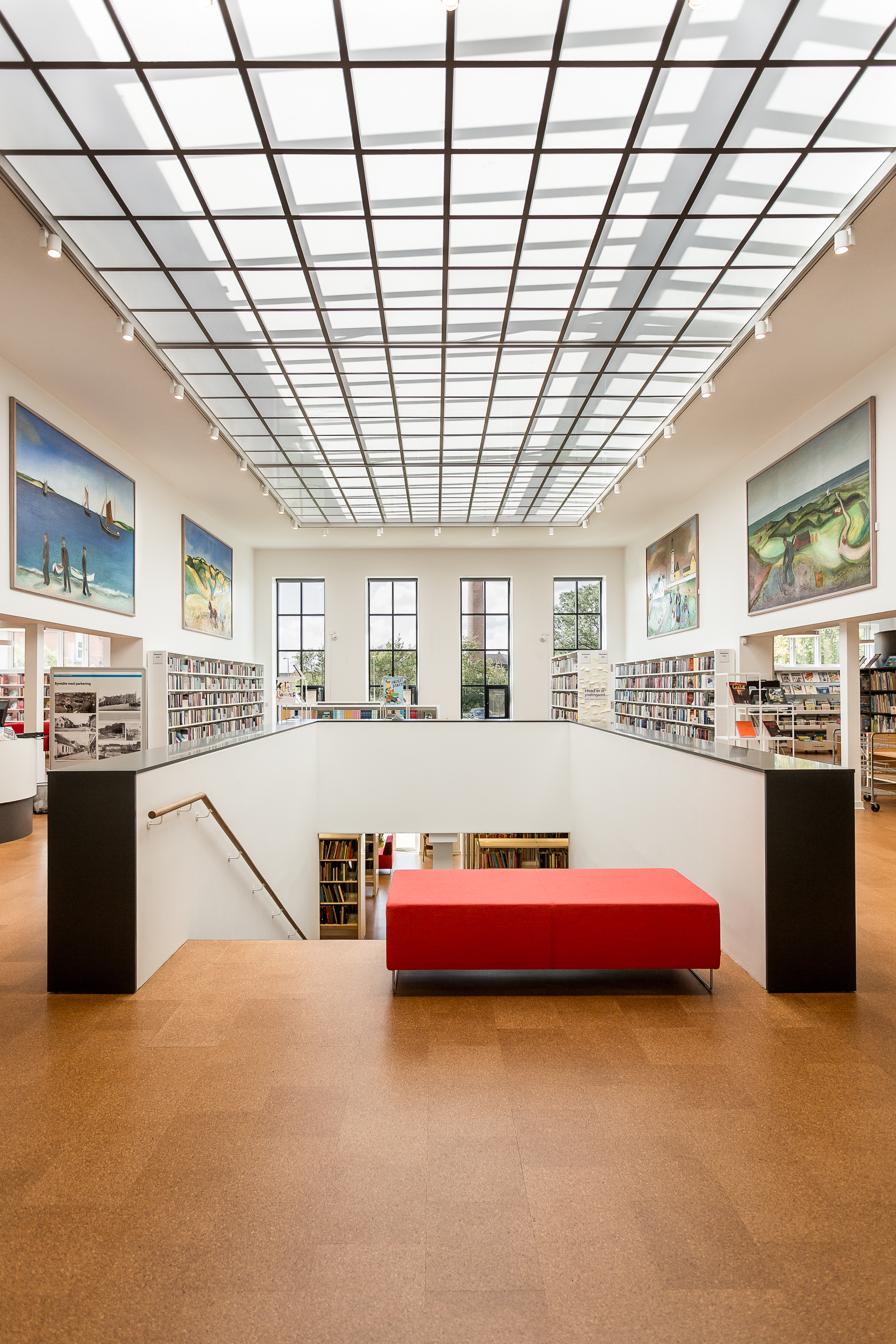 I biblioteket giver en ny sidde- og opholdstrappe både lys og let adgang til underetagen. Foto: Thomas Illermann