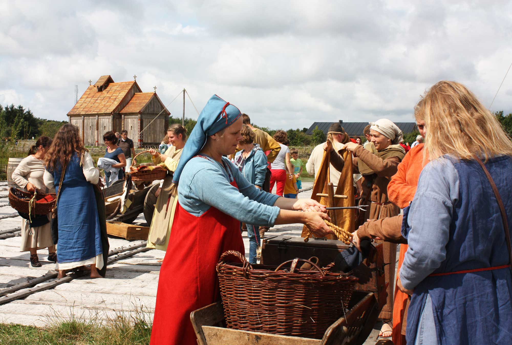 Gennem centrets dramatiseringer kan publikum opleve vikingetidens livlige handelsliv på havnen. Foto: Ribe VikingeCenter