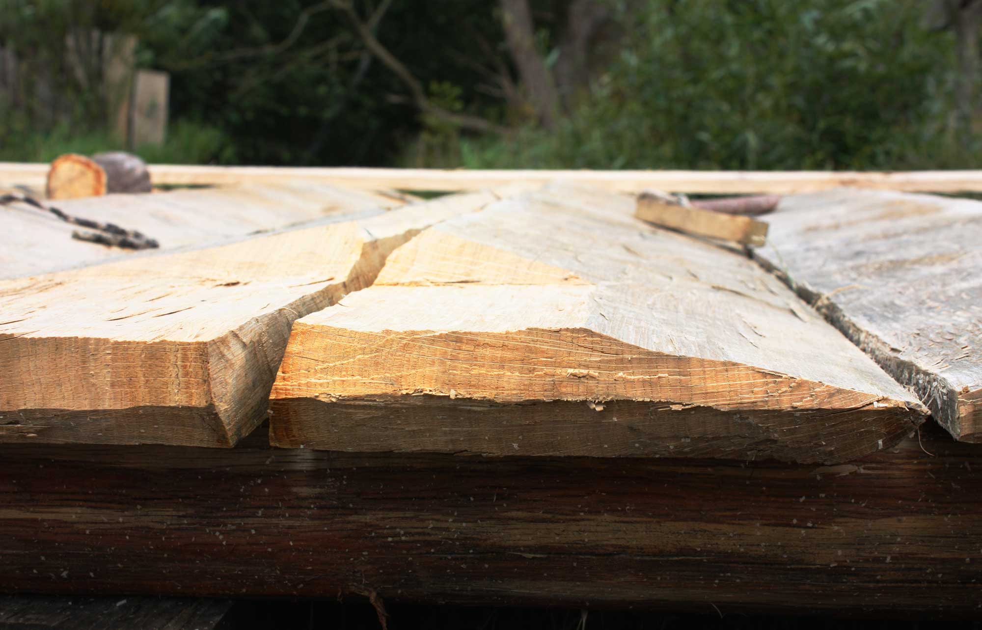Vikingerne har sandsynligvis brugt tresidede planker for at gøre molen skridsikker. Foto: Ribe VikingeCenter