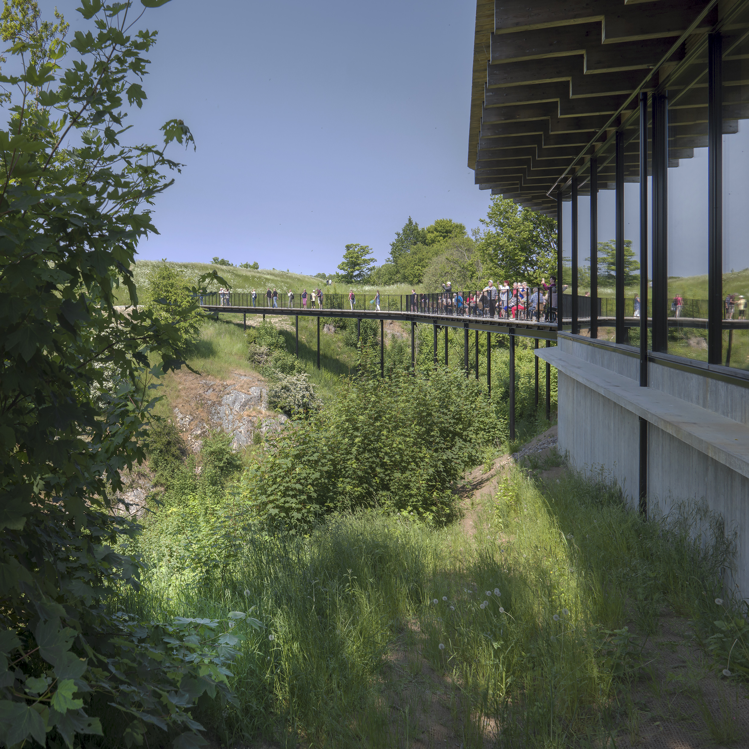 En bro over slugten forbinder besøgscenteret med borgruinen. Foto: Jens Lindhe