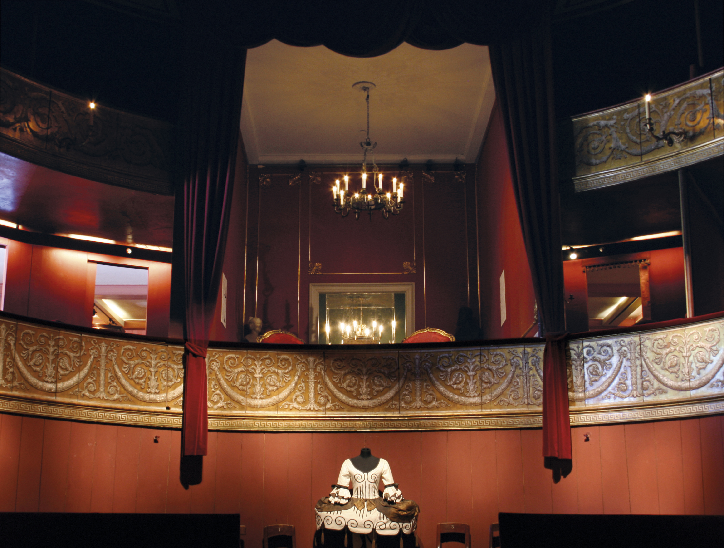Frederik d. 7.'s loge midt for scenen stammer fra en af teatrets storhedstider midt i 1850'erne. Foto: Teatermuseet