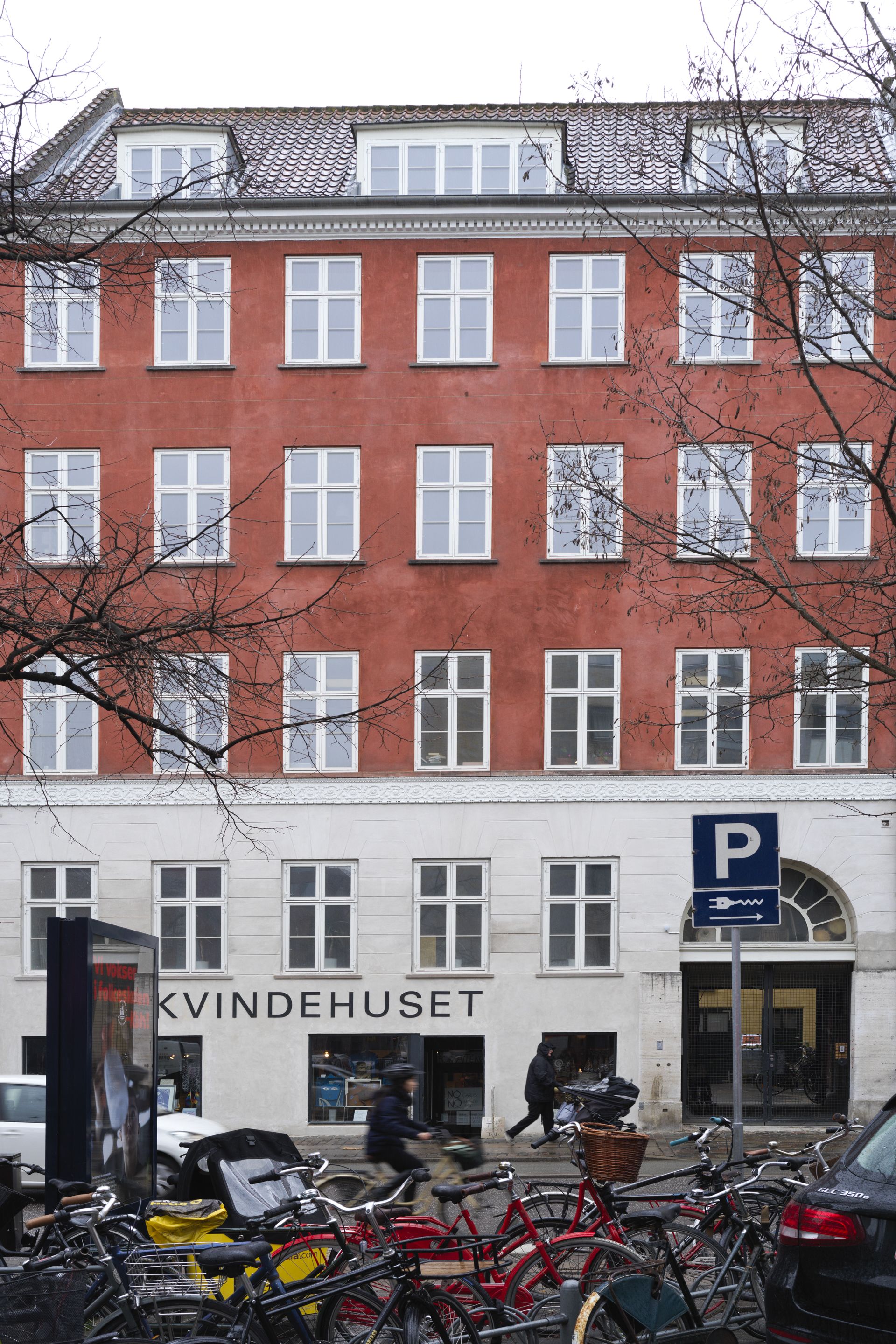 I fire etager bag den røde facade findes Danmarks og Nordens eneste Kvindehus. Foto: Janne Klerk