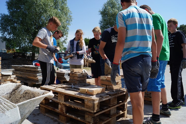 Folkeskoleelever kan prøve kræfter med håndværk som f.eks. murerfaget. Foto: Boligselskabet Sjælland