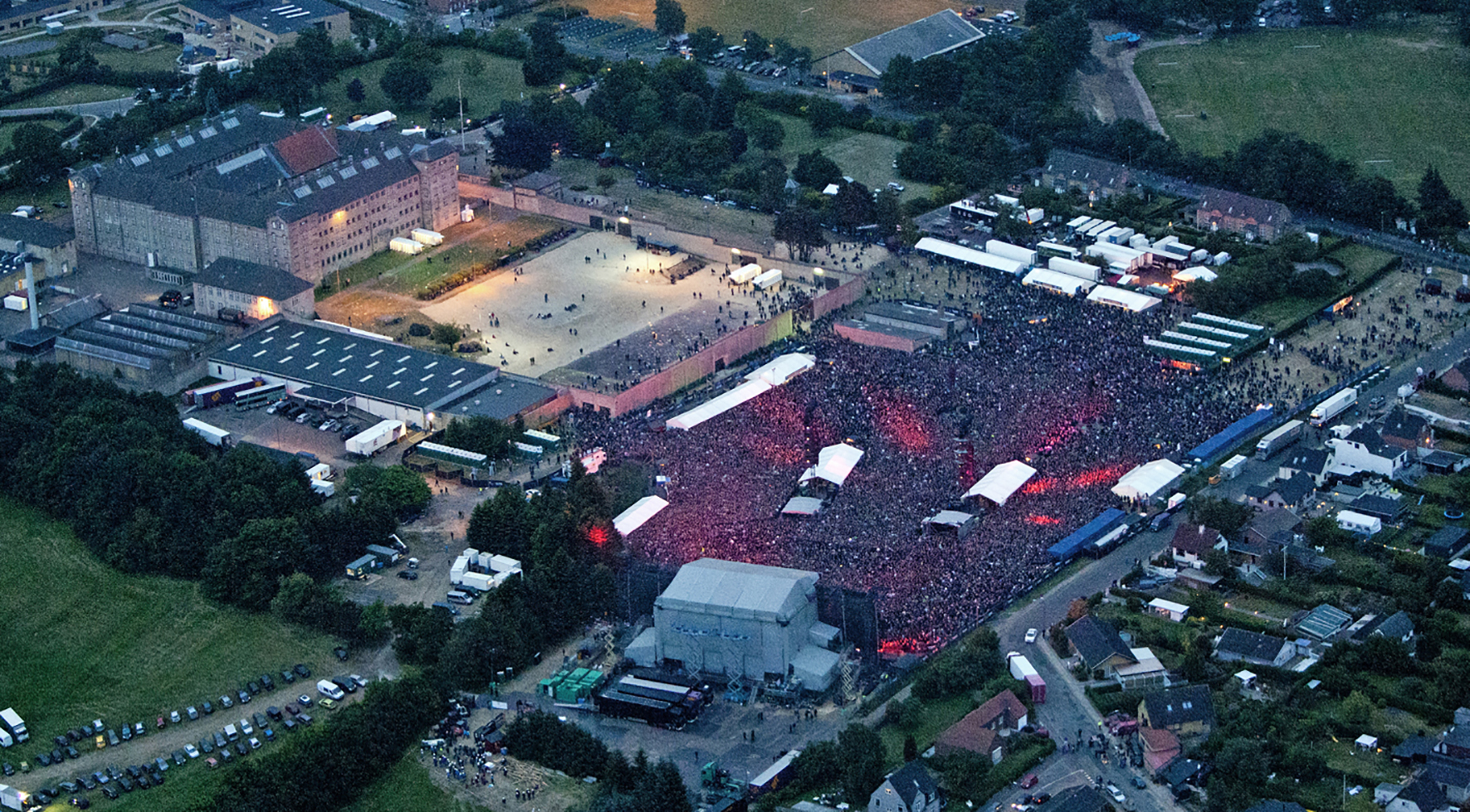 Uden for Fængslet er der plads til store koncerter. Her fra åbningskoncerten i 2012 med Metallica. Foto: FÆNGSLET