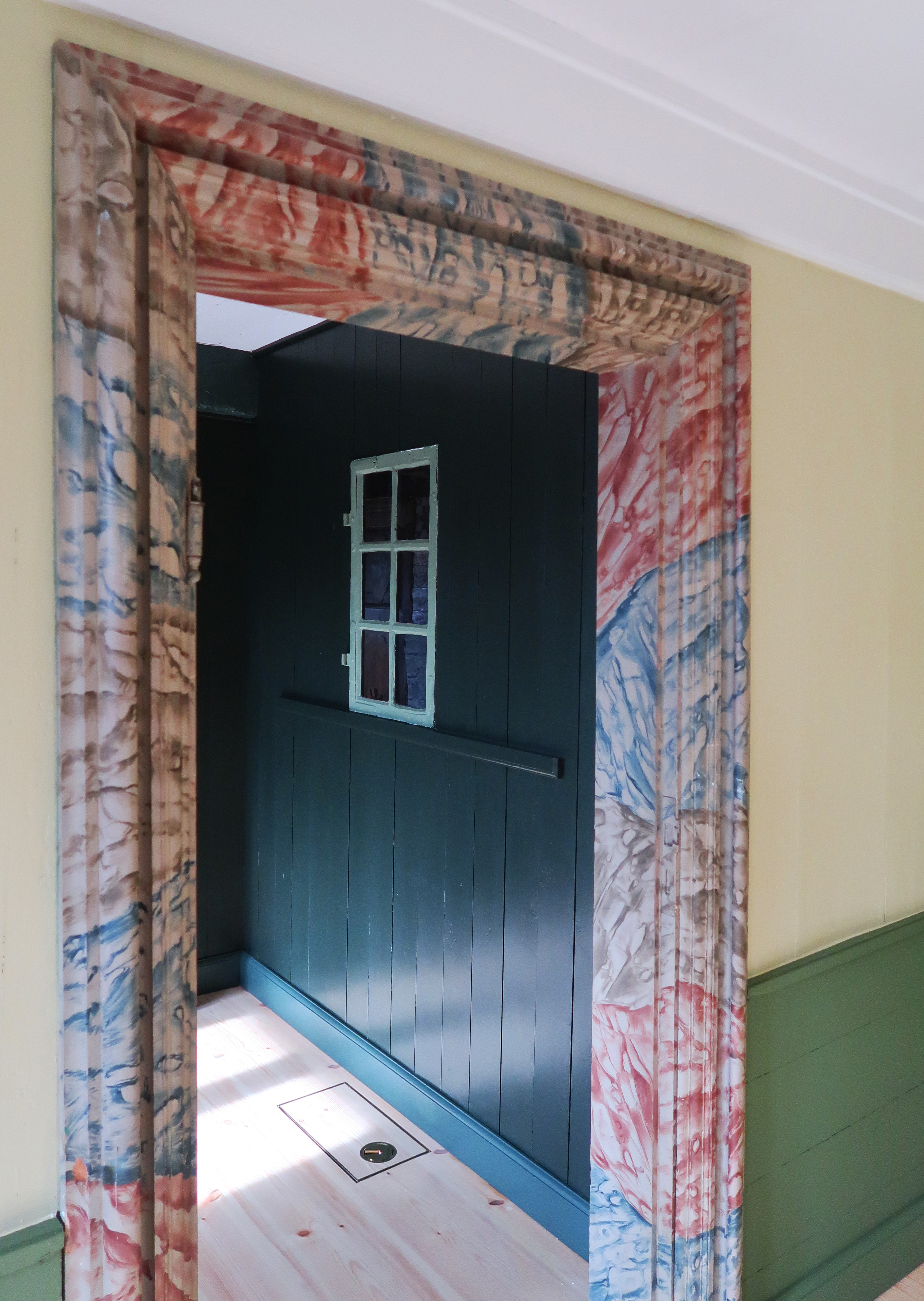 De smukt marmorerede dørkarme er bevaret i restaureringen. Foto: Leif Hansen Arkitekter