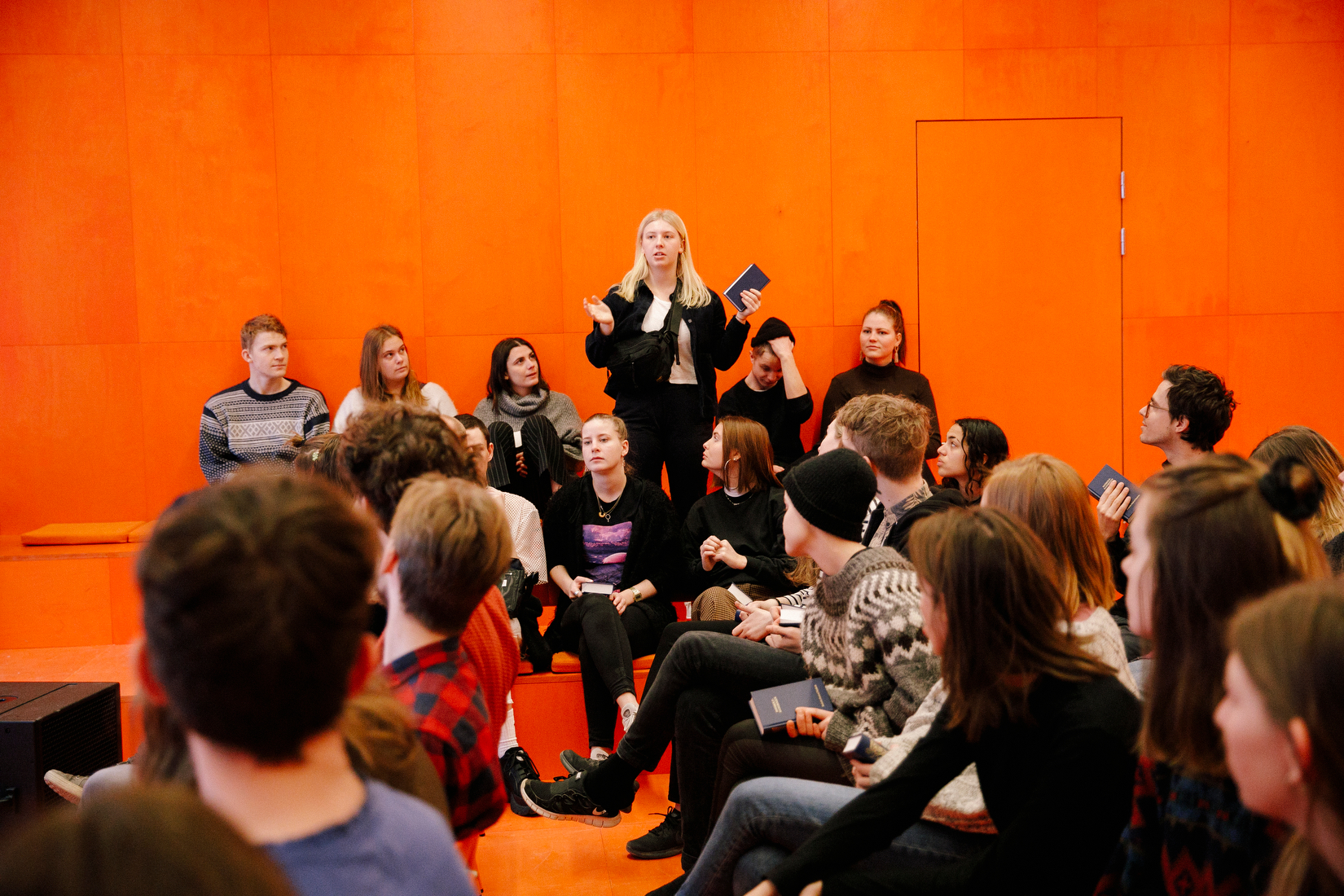Foredragssalen er holdt i Roskilde Festivalens ikoniske farveholdning, ”orange feeling”. Foto: Daniel Hjorth