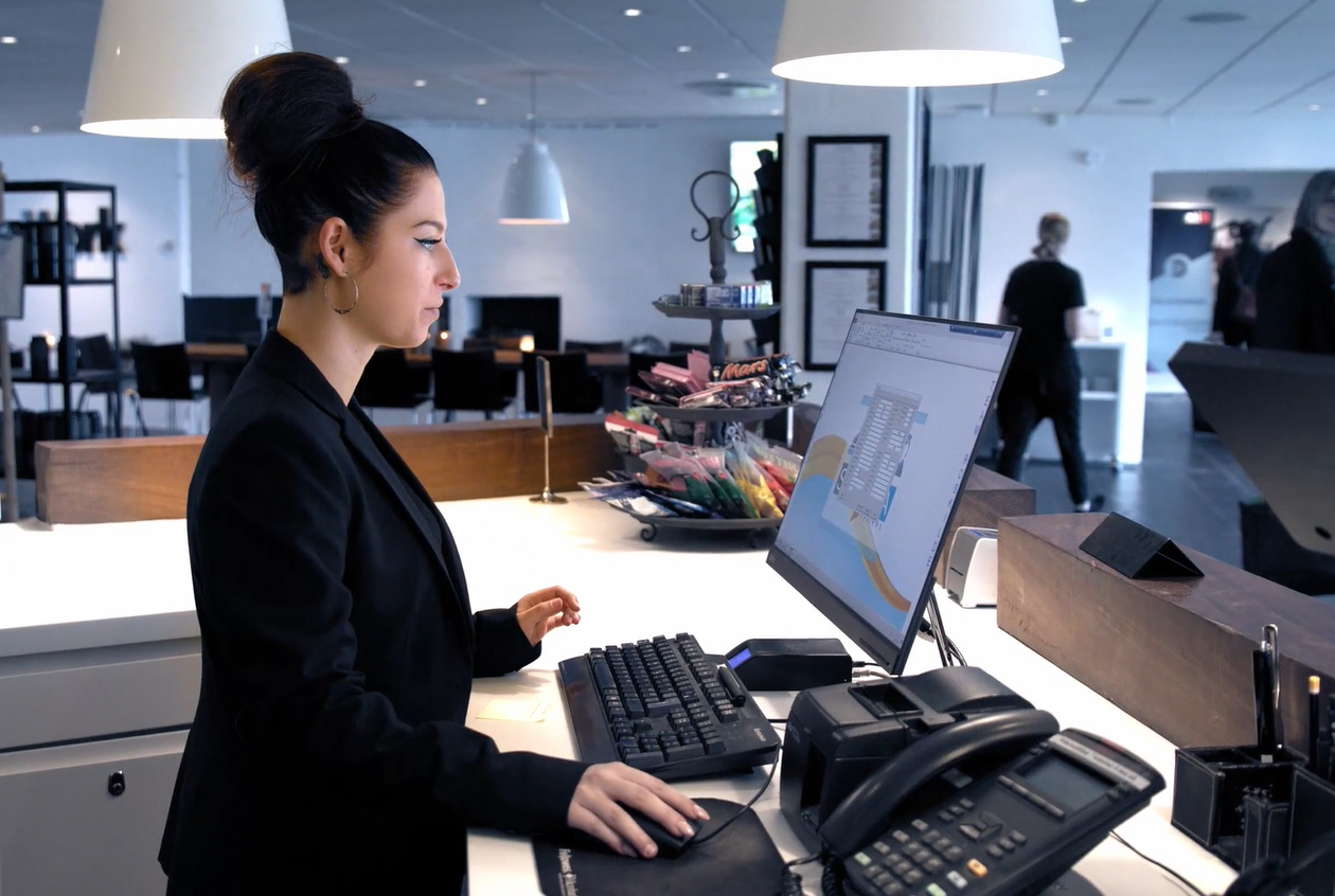 Amanda tog med en praktik på Comwell det første skridt mod at blive receptionist. Foto: jobmeddiagnose.dk