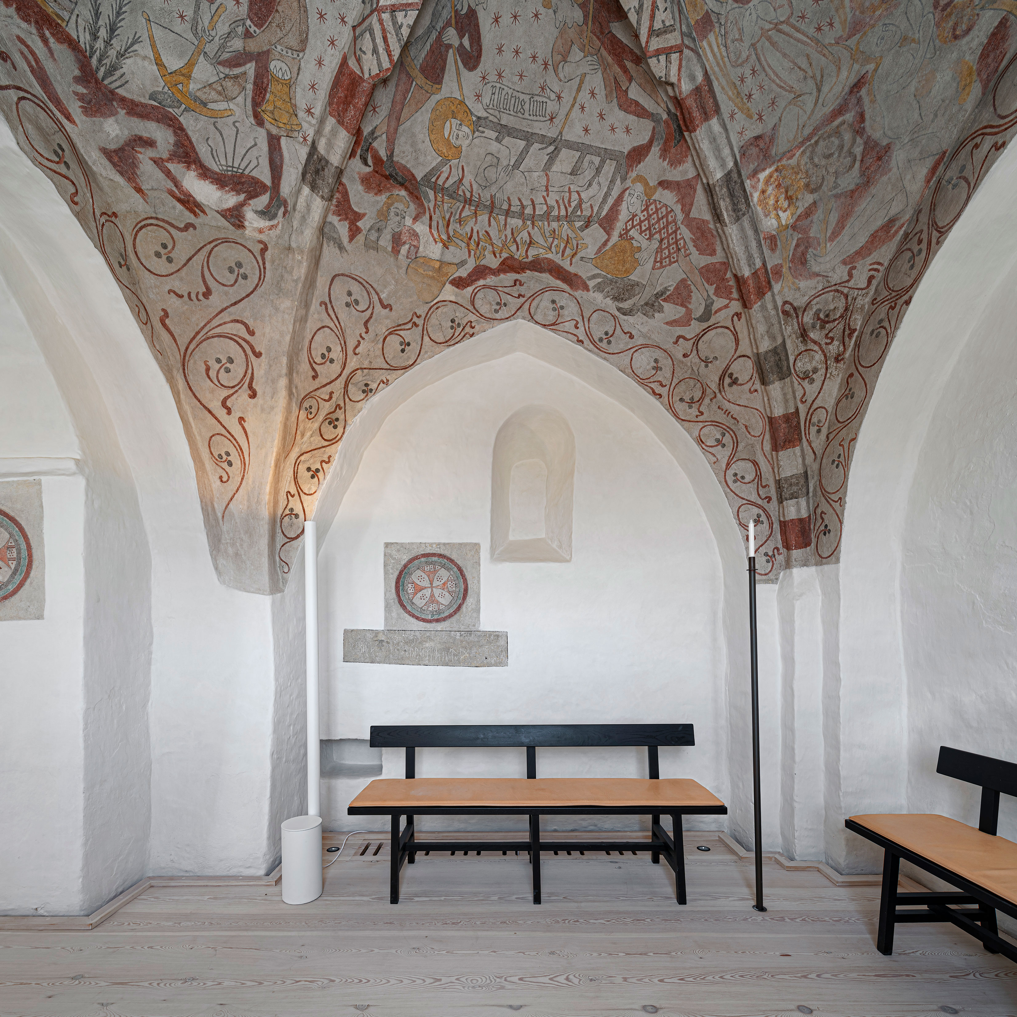 Med nykalkede vægge kommer de mange kalkmalerier fint til deres ret. Foto: Jens Lindhe