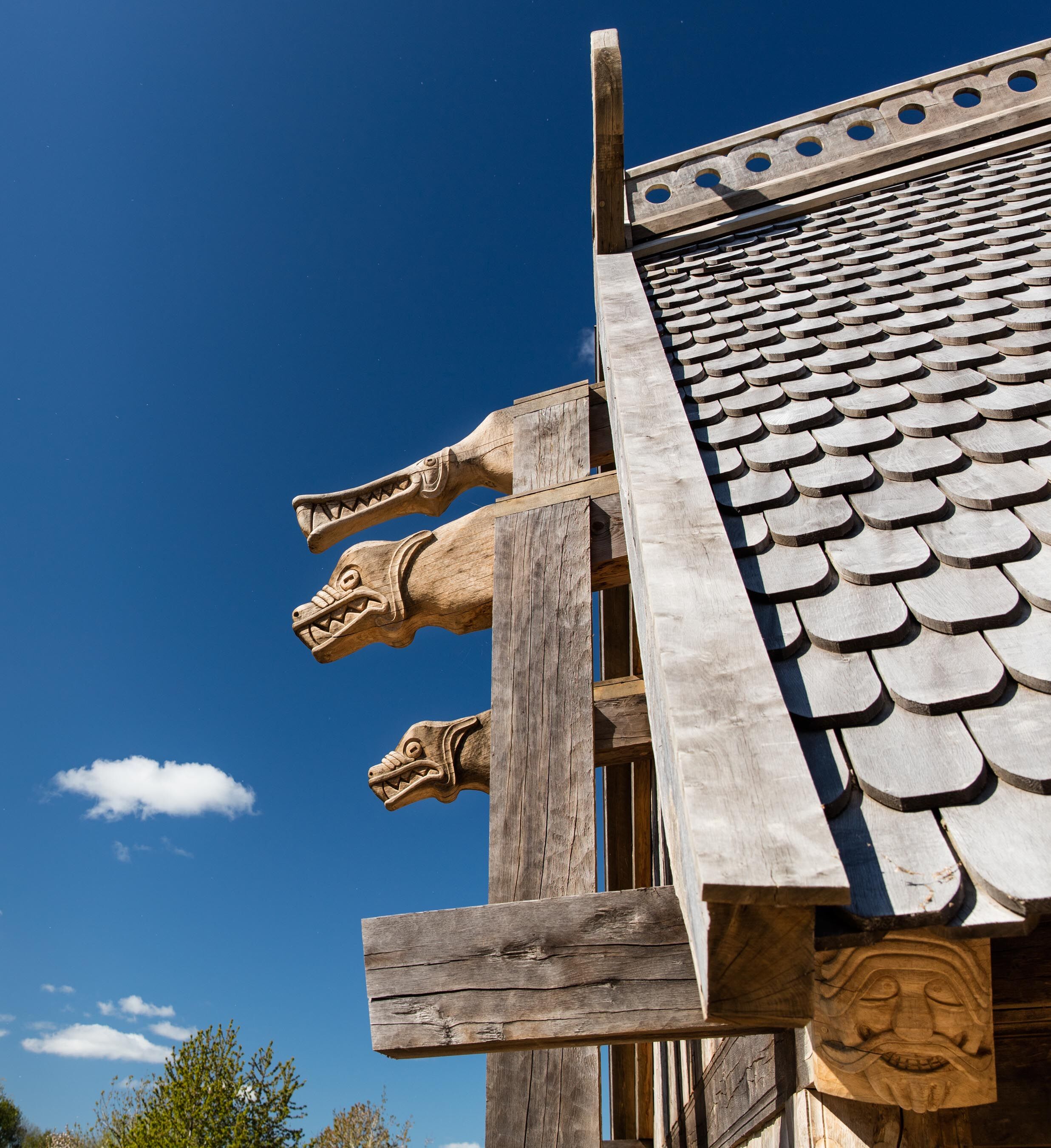  Bygningen er opført med vikingernes byggemetoder, håndværk og konstruktionslogik. Foto: Sagnlandet Lejre 