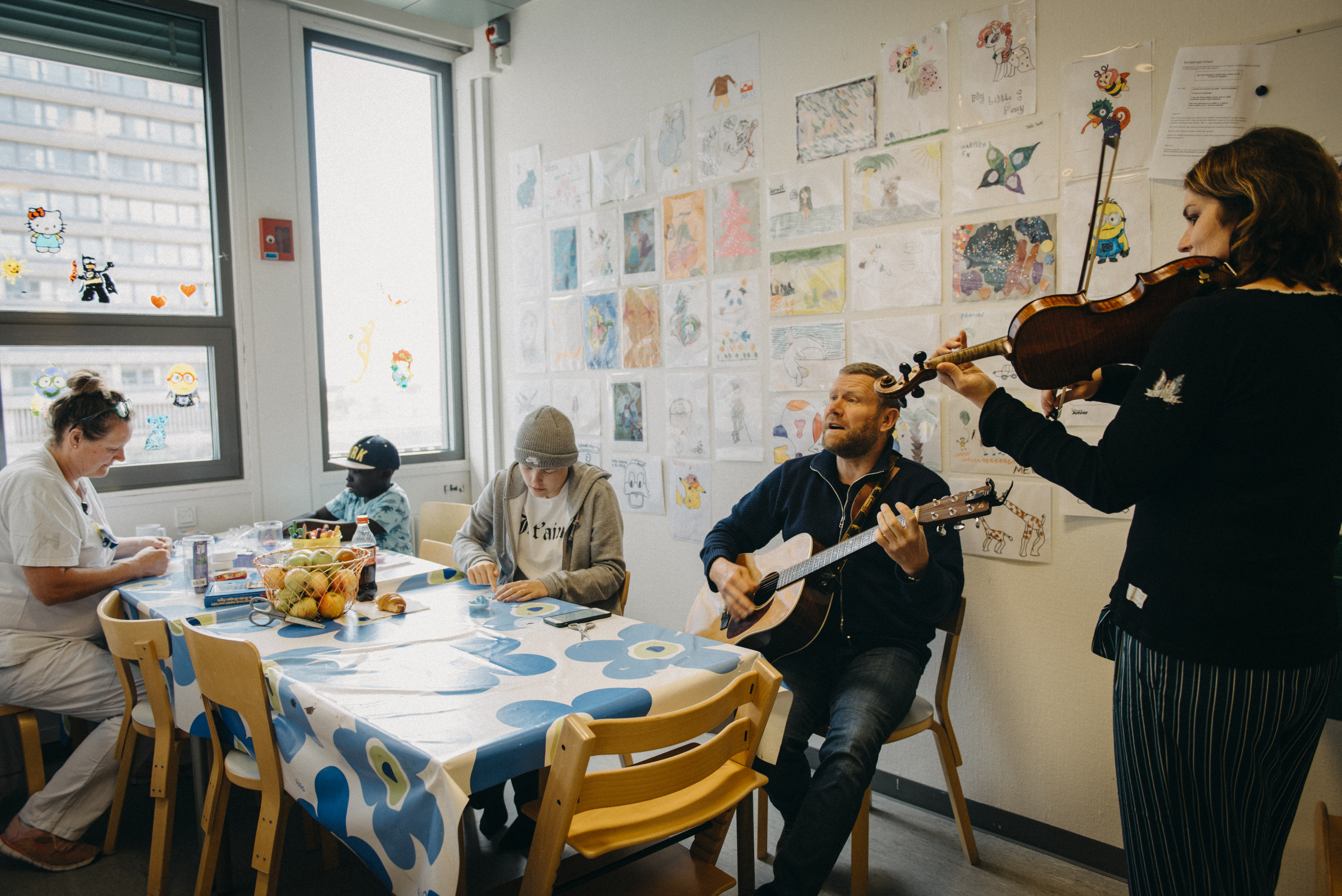 Indimellem får violin og harpe selskab af en guitar. Foto: Pamela Morales