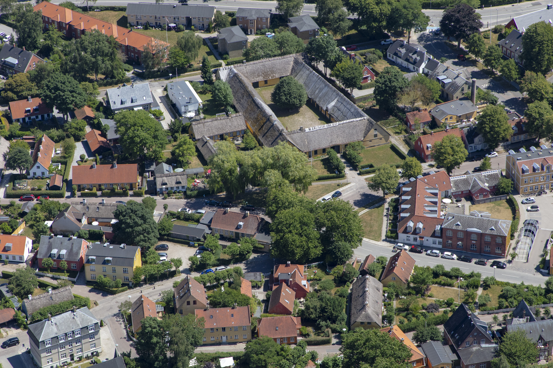 Den firelængede bygård er en vigtig del af det gamle landsbymiljø. Foto: Rolf Aagaard-Svendsen