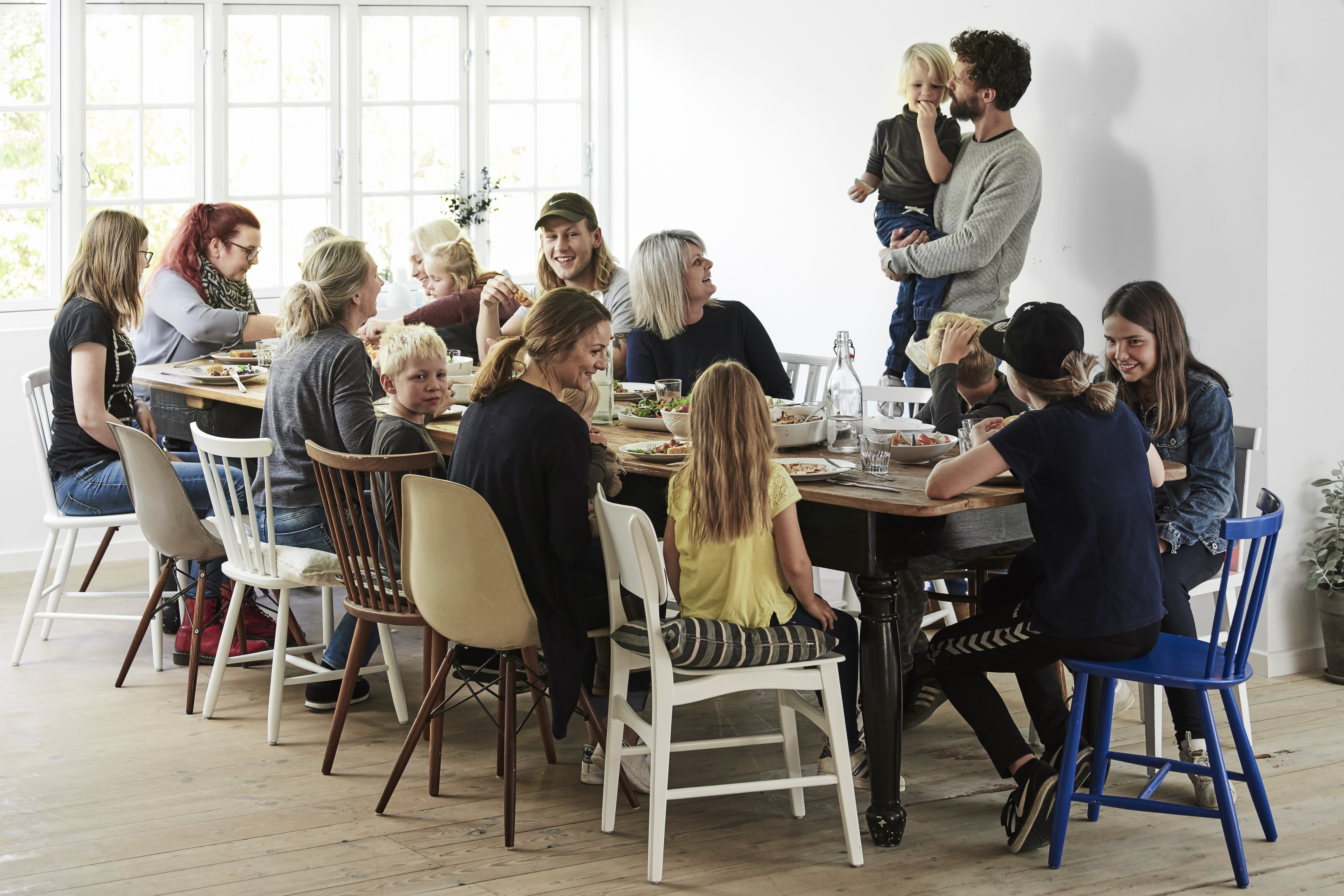 Ca. otte familier med forskellig social baggrund mødes i en klub. Foto: KFUM's Sociale Arbejde