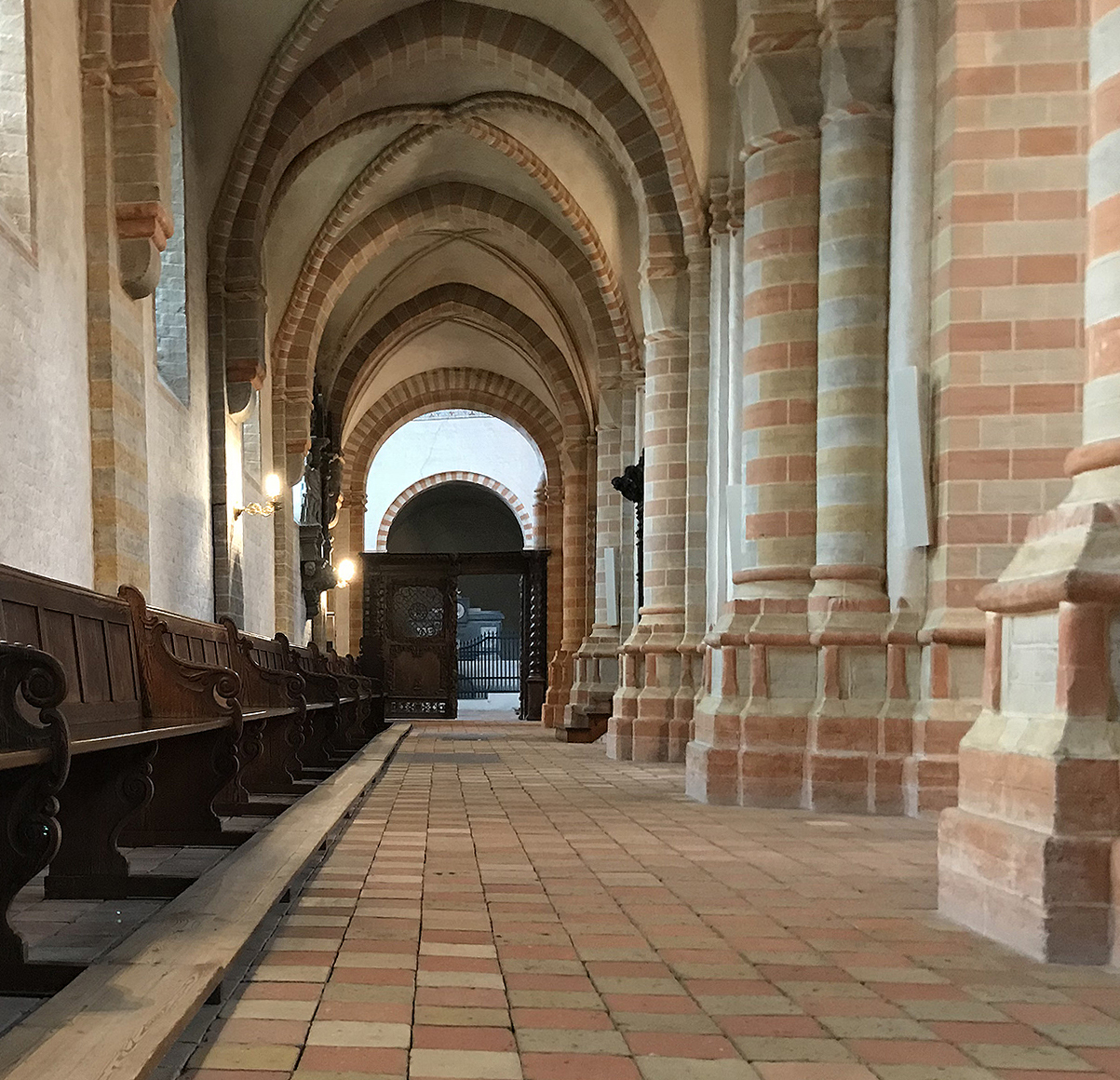 Fra en genåbnet indgang kan man se ned gennem kirkerummet til Ludvig Holbergs sarkofag. Foto: Bertelsen & Scheving Arkitekter
