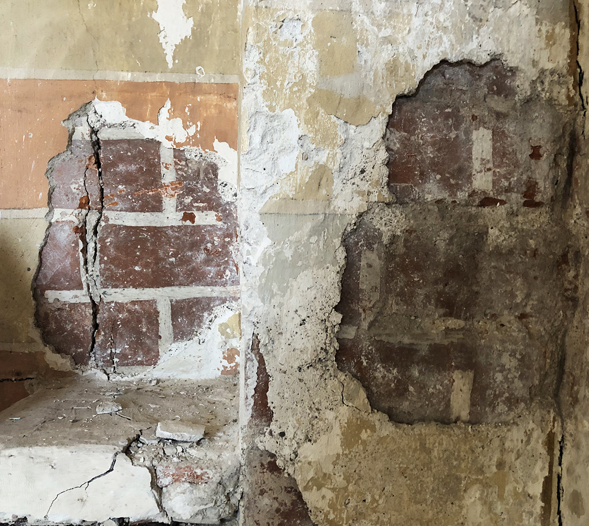 Påmalede hvide fuger på rødkalket murværk var et af de overraskende fund under restaureringen. Foto: Bertelsen & Scheving Arkitekter