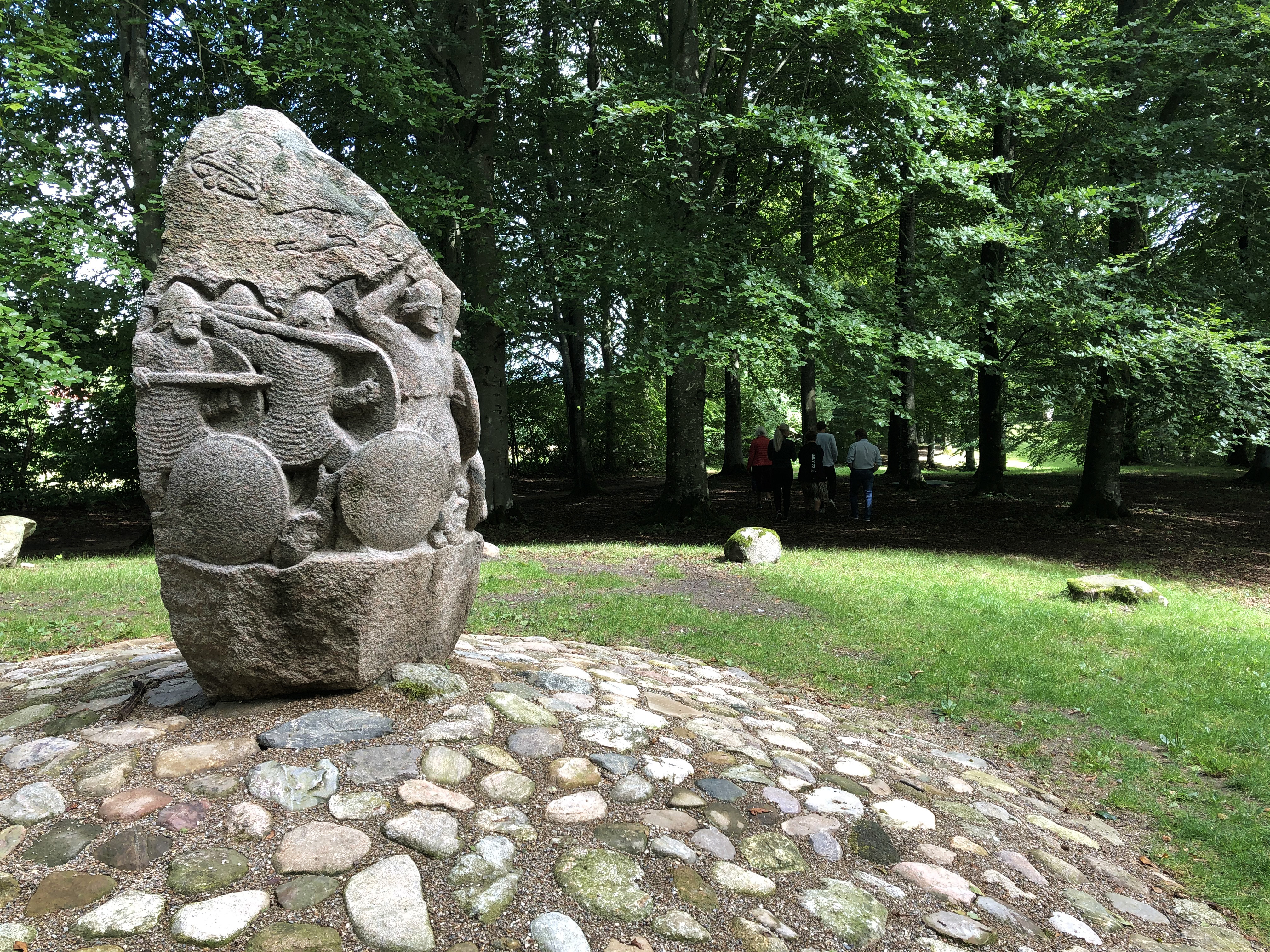 Magnusstenen er en af de markante skulpturer, som er blevet fremhævet med en ny stensætning. Foto: Vejen Kommune