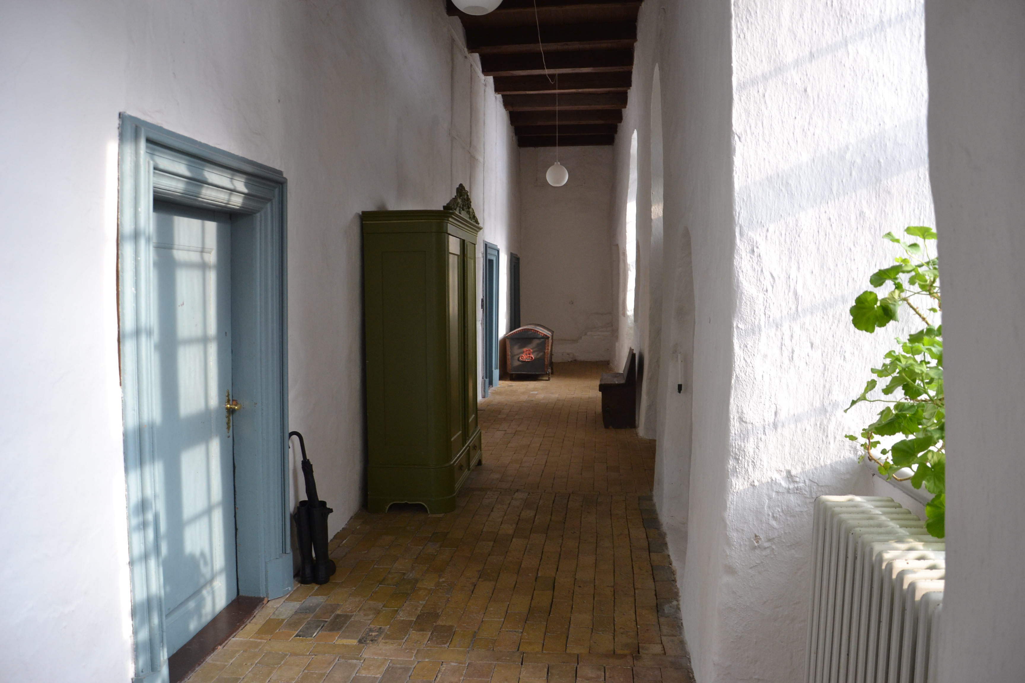 For enden af en af klostrets gange er en tilmuret dør til kirken, som nu genåbnes. Foto: Ørslev Kloster
