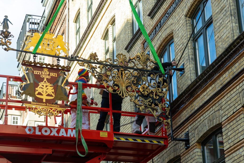 Lavskilt på facaden i Faksegade Foto: Hustømrerforeningen af 1691